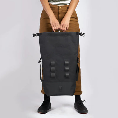 Person holding the Chrone pannier bag
