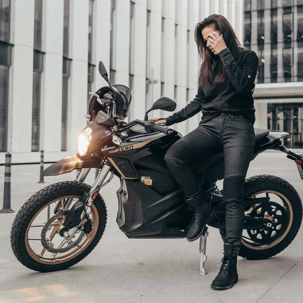 Female wearing Pando Moto Kusari Kev 02 leaning on a motorcycle